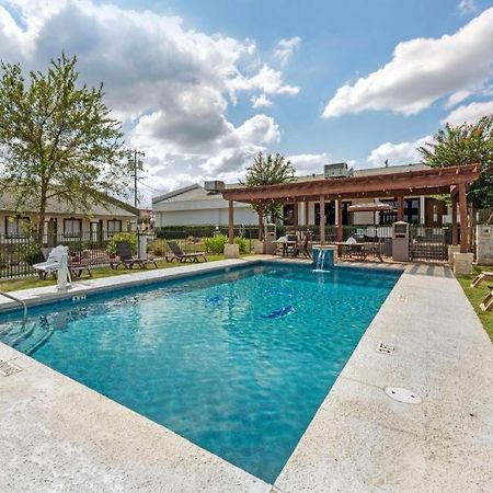 Best Western Post Oak Inn Burnet Exterior photo