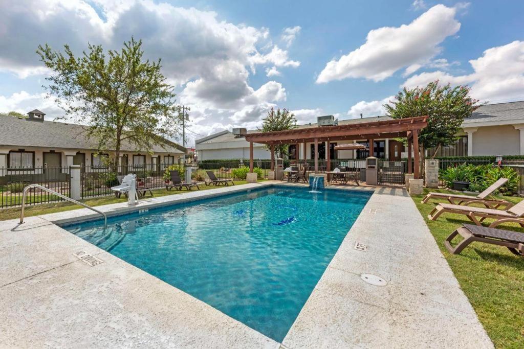 Best Western Post Oak Inn Burnet Exterior photo